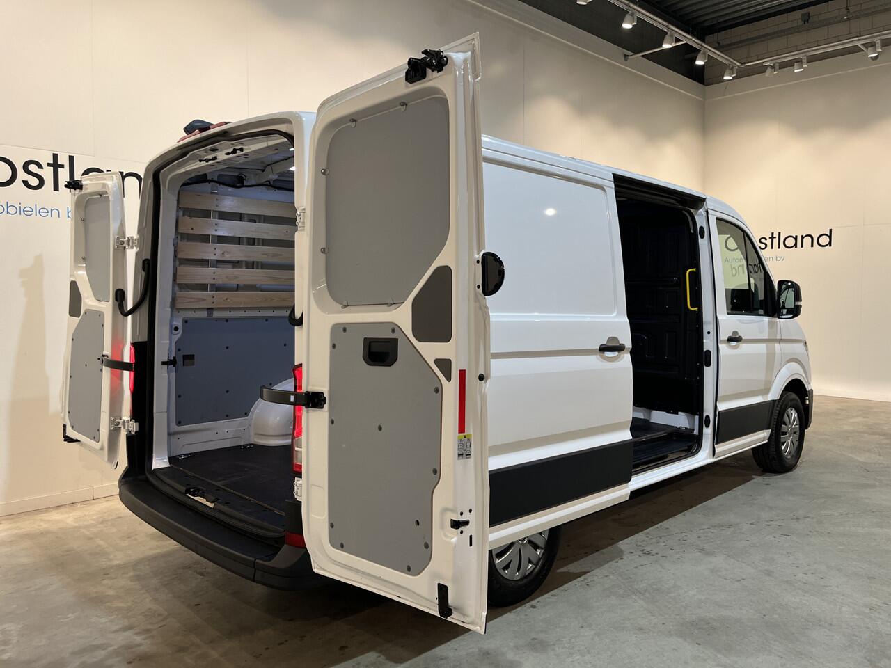 Volkswagen CRAFTER 2.0 TDI L3H2 140 PK DSG Automaat / Euro 6 / Airco / Cruise Control / Camera / CarPlay / 3-Zits / 18.500 KM !!