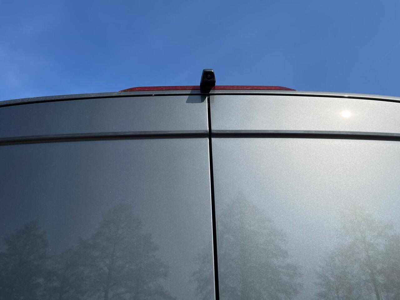 Volkswagen CRAFTER Bedrijfswagens Highline L3H2 2.0 TDI 130 kW 177 pk 8 versn. Auto | BPM vrij | Bijrijdersbank inclusief opbergvak | Inparkeerassistent 'park assist' | Trekhaak met vaste kogel (inclusief aanhangwagenstabilisator) |