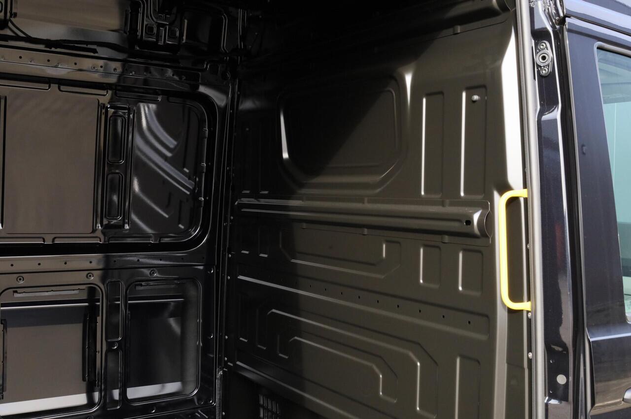 Volkswagen CRAFTER Trendline 140pk automaat L3H3 GVW 3.5T BPM vrij | Achteruitrijcamera | Climatic | DAB | Bijrijdersbank