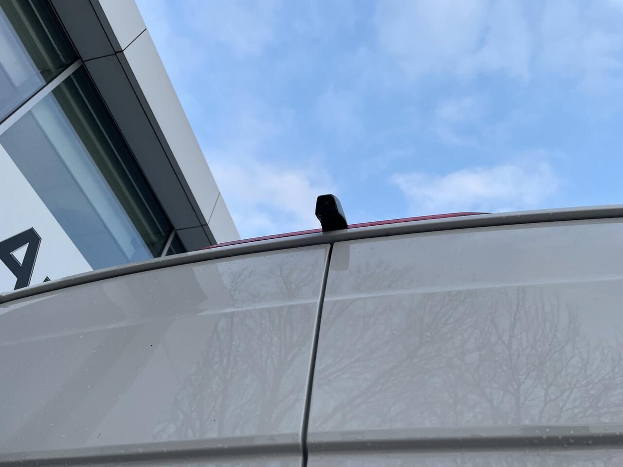 Volkswagen CRAFTER 35 2.0 TDI L3H3 | 140 Pk | Pdc | App connect | 3 Zit