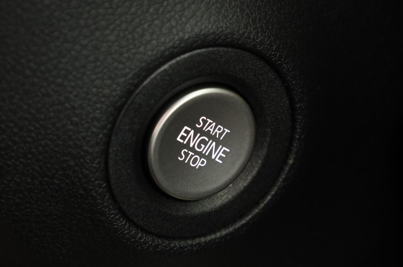 Volkswagen CRAFTER Trendline L3H3 140pk GVW 3.5T BPM vrij | Achteruitrijcamera | Keyless Start | Digital Cockpit | Trekhaak | Cruise Control | In hoogte verstelbare bestuurdersstoel | Verkeersbord detectie | Climatic | Multifunctioneel lederen stuurwiel | Zijschuifdeur rech