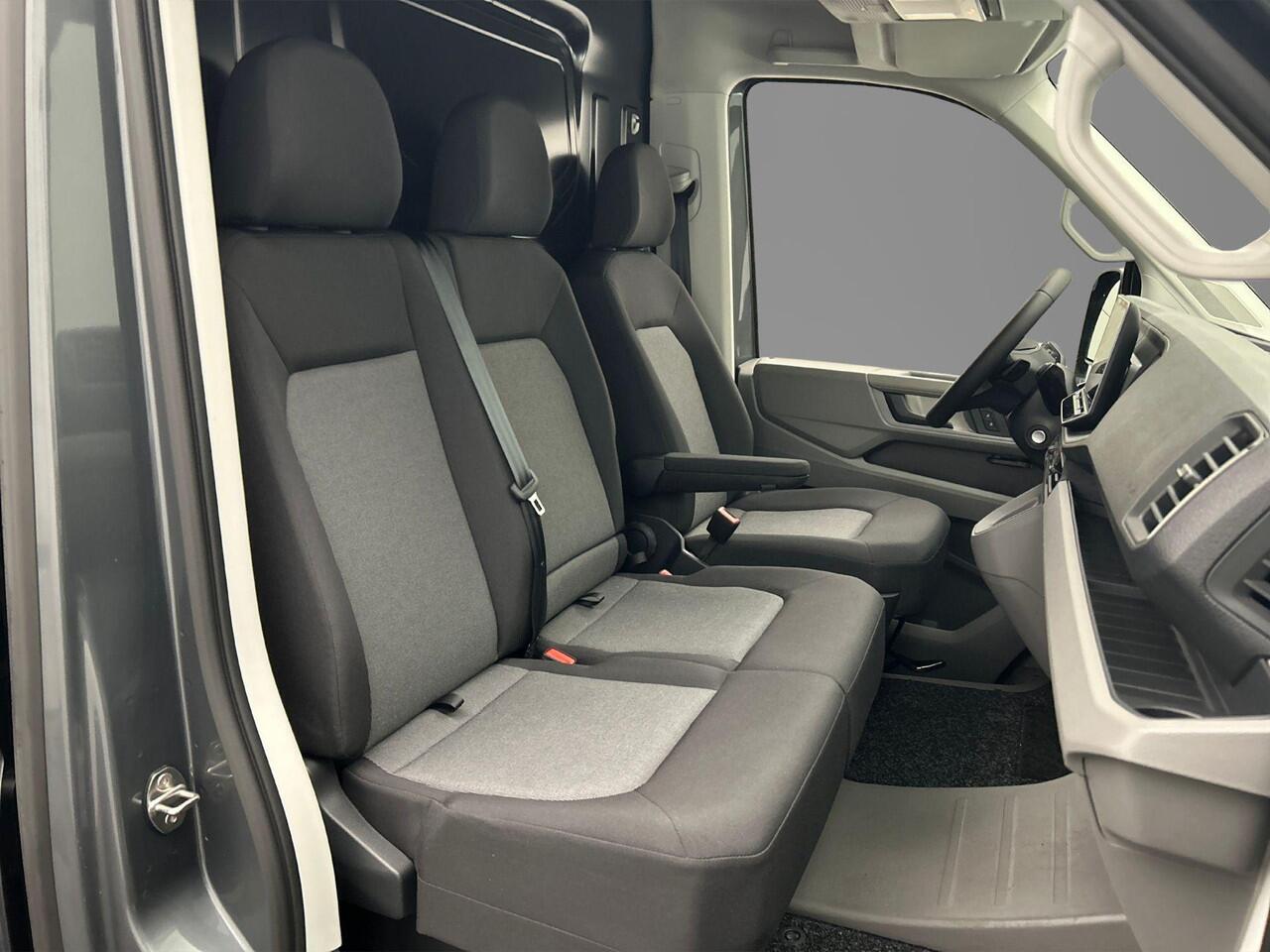 Volkswagen CRAFTER 35 2.0 TDI 177pk L3H3 Exclusive | LED-koplampen | ACC| Sidebars black | 17" wielen black | Trekhaak | Navigatie | Trekhaak | Betimmering | Stoelverwarming | Stuurverwarming