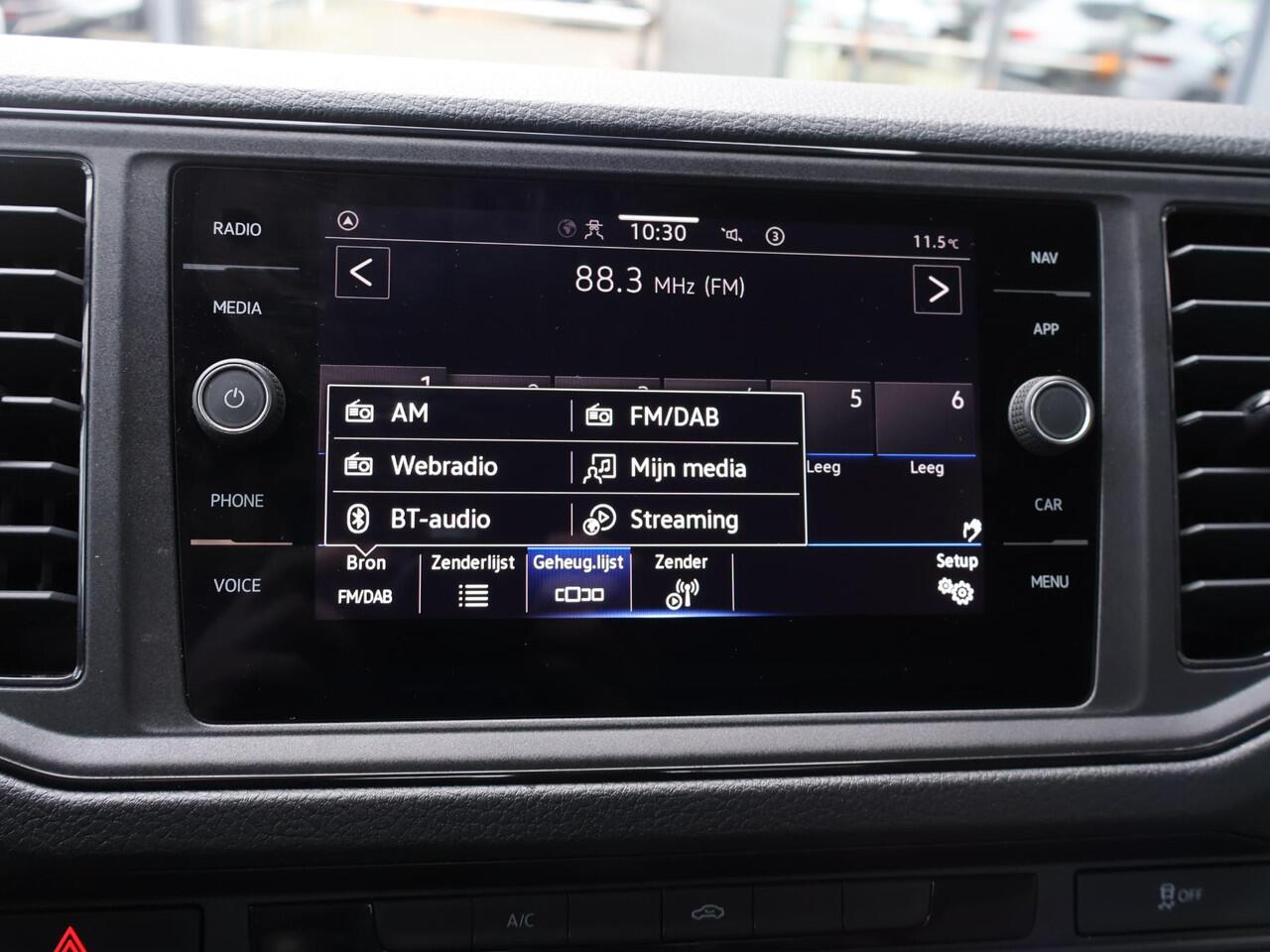 Volkswagen CRAFTER 35 2.0 TDI L3 DC Trendline | 140 PK | Cruise control | Navigatiesysteem | Apple CarPlay / Android Auto |