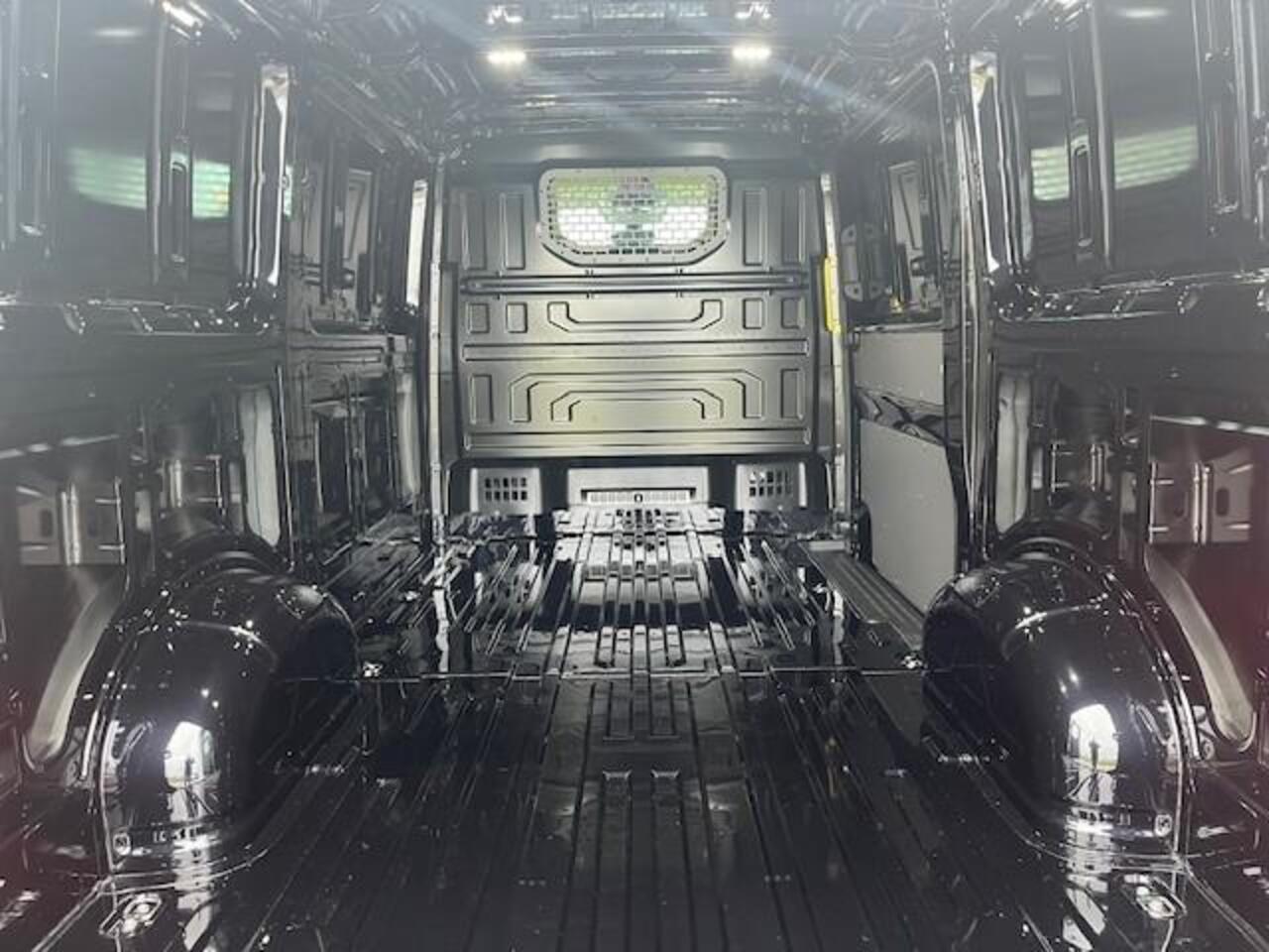 Volkswagen CRAFTER Exclusive L3 2.0 TDI 140 pk | V06KRD | Automaat | Achterdeuren met ruiten | Geschikt voor montage Dubbele Cabine |