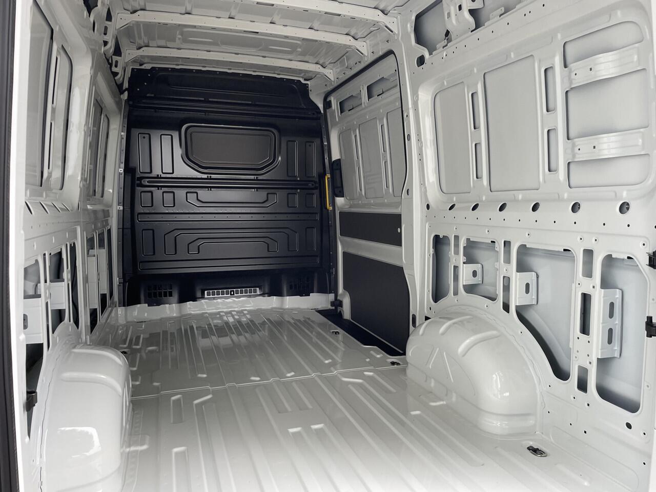 Volkswagen CRAFTER 35 2.0 TDI L3H3 Trendline 140PK | 270 graden achterdeuren | app connect