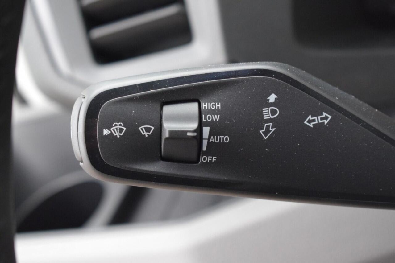 Volkswagen CRAFTER 2.0 TDI L3H3 Highline MY25 AUTOMAAT LED TREKHAAK GEVEERDE STOEL