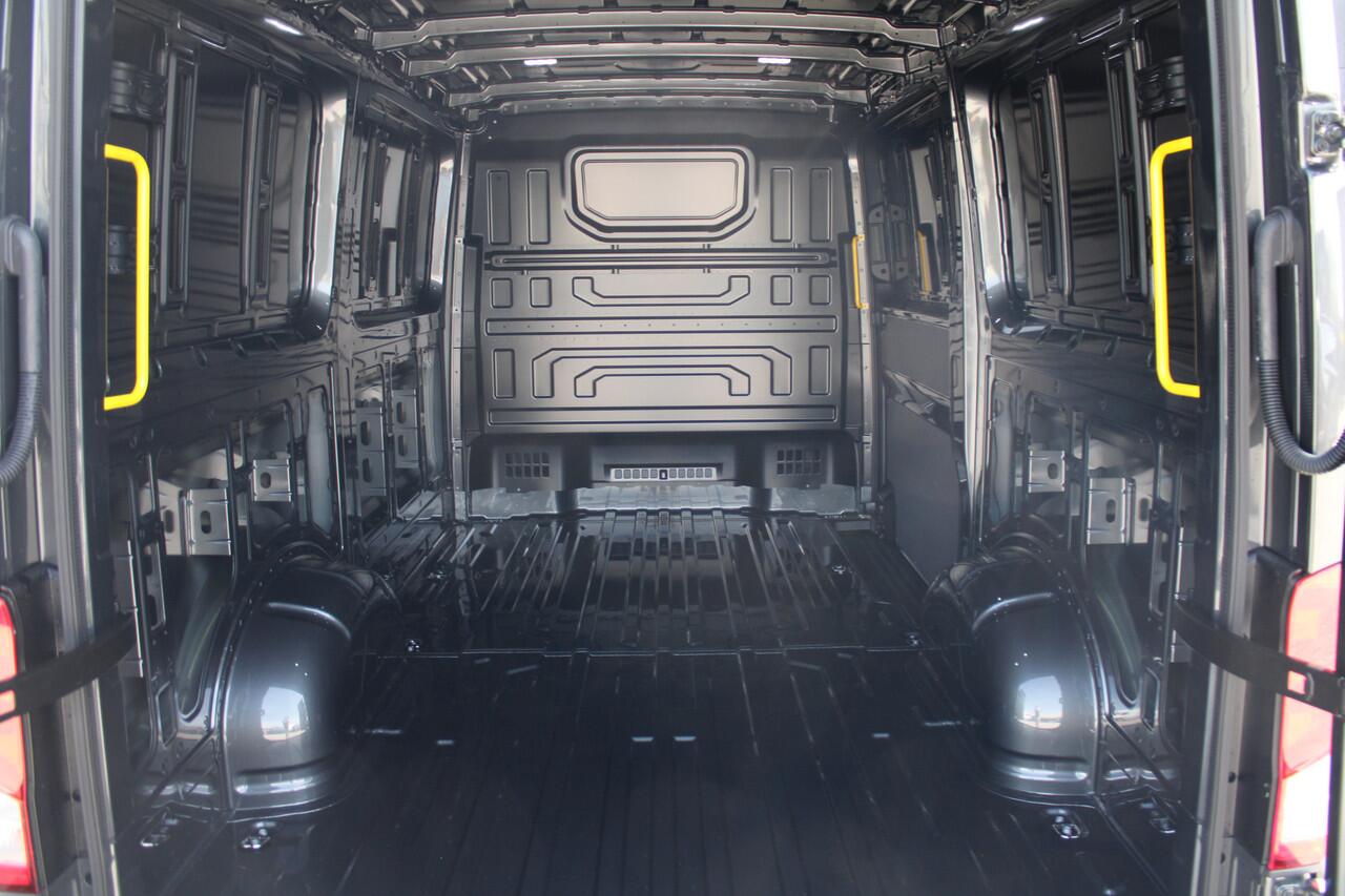 Volkswagen CRAFTER 35 2.0 TDI L3H2 177pk - Facelift - Navigatie - LED - Geveerde stoel - Virtual cockpit - Camera - Verwarmd stuur - Stoelverwarming - Rijklaar