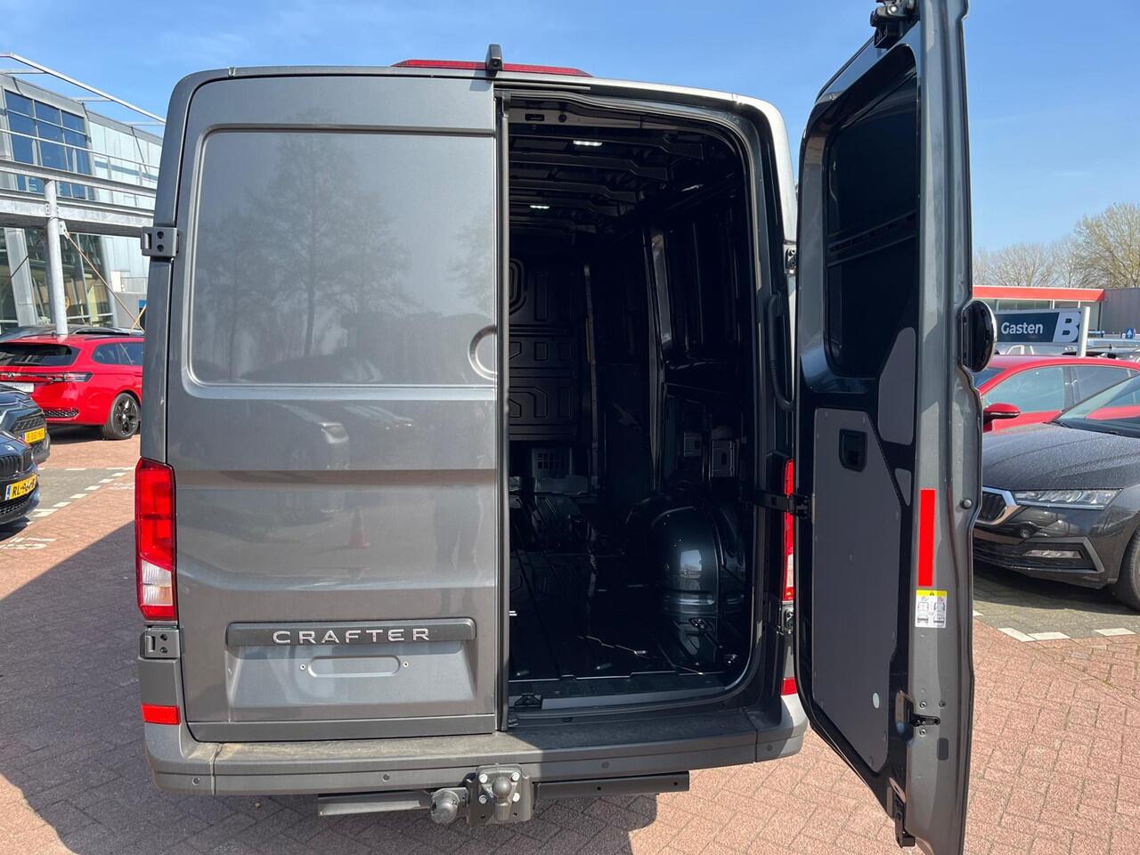 Volkswagen CRAFTER Bedrijfswagens Highline L3H2 2.0 TDI 130 kW 177 pk 8 versn. Auto | BPM vrij | Bijrijdersbank inclusief opbergvak | Inparkeerassistent 'park assist' | Trekhaak met vaste kogel (inclusief aanhangwagenstabilisator) |