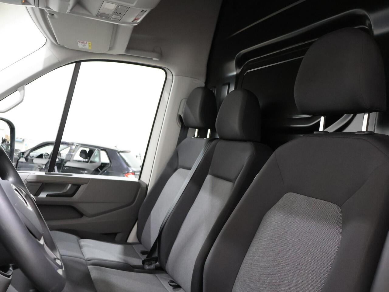 Volkswagen CRAFTER 35 2.0 TDI L3H3 Comfortline EURO VI | 140 PK | Comfortstoel Plus + Armleuningen Bijrijdersbank | Airco | Cruise Control | Navigatie BT DAB+ Apple Carplay / Android Auto | Verwarmbare Voorruit | Parkeersensoren Voor + Achter | Trekhaak