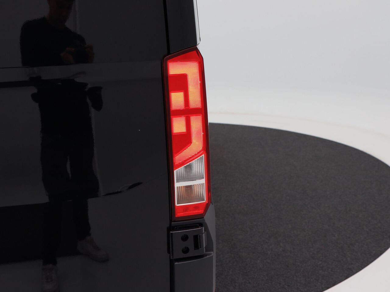 Volkswagen CRAFTER 35 2.0 TDI 140PK L3H3 Exclusive | V-62-KRB | Automaat | Navi | LED koplampen | Lichtmetaal | Trekhaak | BPM Vrij!