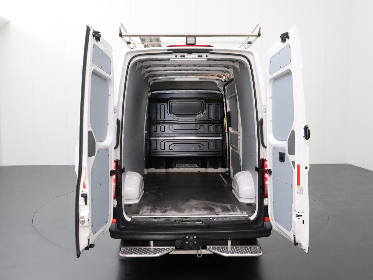 Volkswagen CRAFTER 2.0TDI L3H3 | Imperiaal | Trekhaak | Navigatie | Airco | Cruise | 3-Persoons | Betimmering