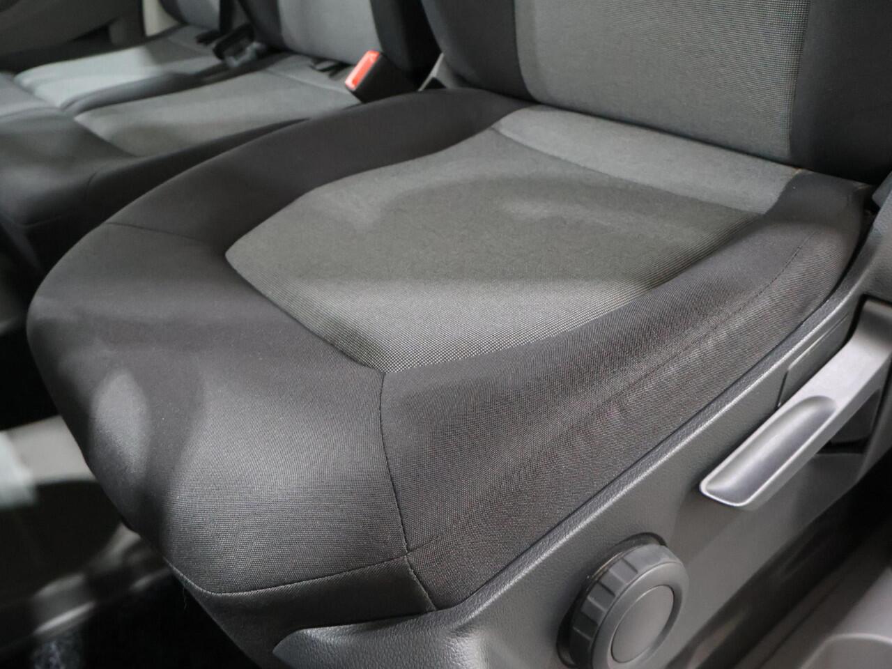 Volkswagen CRAFTER 35 2.0 TDI L3H3 Comfortline EURO VI | 140 PK | Comfortstoel Plus + Armleuningen Bijrijdersbank | Airco | Cruise Control | Navigatie BT DAB+ Apple Carplay / Android Auto | Verwarmbare Voorruit | Parkeersensoren Voor + Achter | Trekhaak