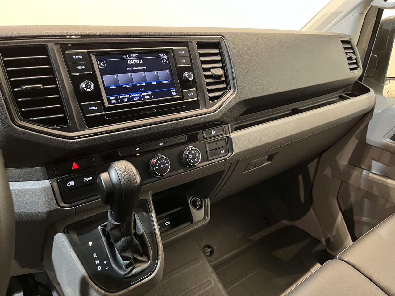 Volkswagen CRAFTER 35 2.0 TDI L3H3 140 PK DSG Automaat / Euro 6 / Airco / Trekhaak 3000 KG / Cruise Control / Camera / CarPlay / 3-Zits / 83.000 KM !!