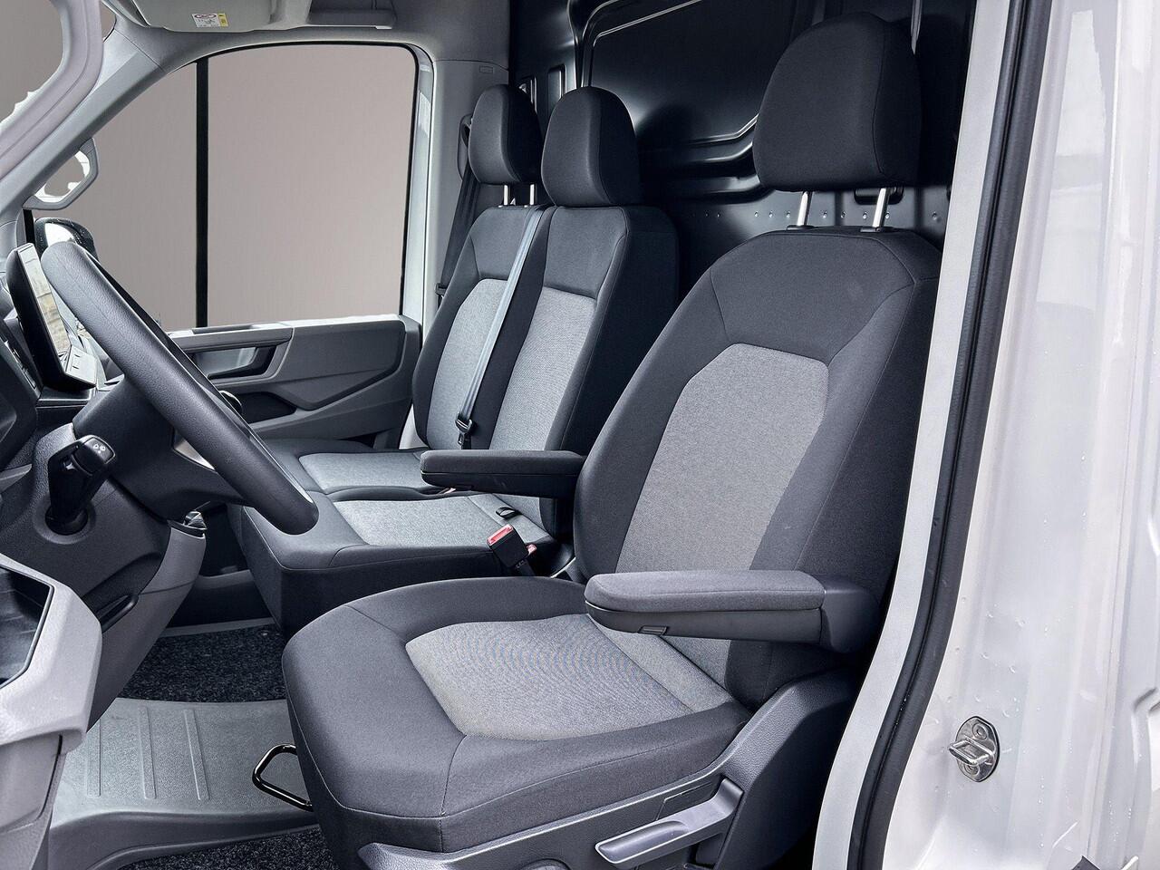 Volkswagen CRAFTER 2.0 TDI 140 PK L3H2 Highline | BPM-vrij | All Seasonbanden | Navigatie (Apple carplay / Android Auto) | Trekhaak | Sidebars | Betimmering | Camera