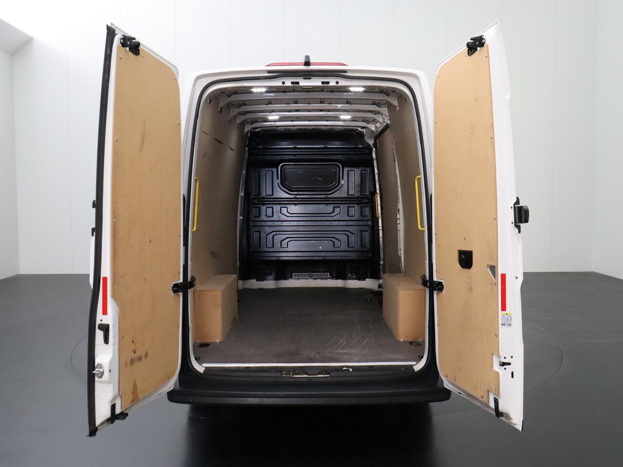 Volkswagen CRAFTER 2.0TDI 140PK DSG Automaat L3H3 | Multimedia | Camera | Airco | Cruise | 3-Persoons | Betimmering