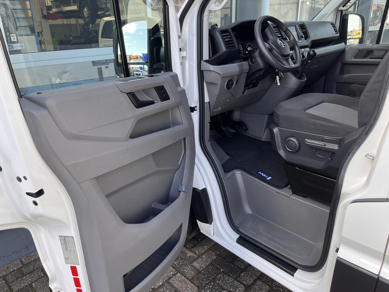 Volkswagen CRAFTER 35 2.0 TDI L3H3 oud L2H2 140pk Airco Cruise control Trekhaak 3000kg Kastinrichting Omvormer Standkachel werkplaats Navigatiesysteem Telefoonverbinding 2-Persoons Camera Euro 6