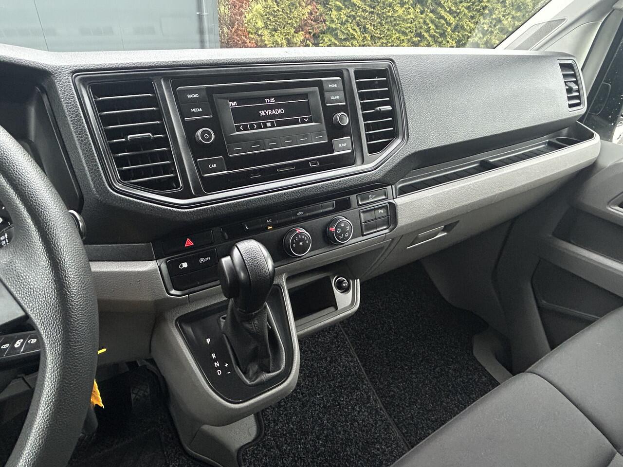 Volkswagen CRAFTER 2.0 TDI 141 PK DSG AUTOMAAT HIGHLINE+ / LED KOPLAMPEN / L3H3 / 3.000 KG AHG / 270 A DEUREN / AIRCO / CRUISE / BLUETOOTH / 3-ZITS