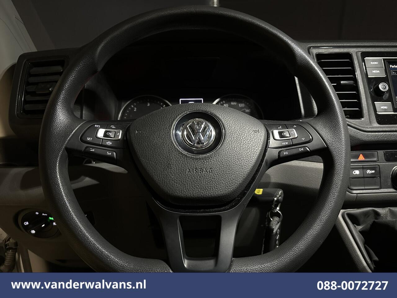 Volkswagen CRAFTER 2.0 TDI 141pk L3H3 L2H2 Euro6 Airco | Camera | Apple Carplay | Cruisecontrol | Chauffeursstoel Parkeersensoren, Bijrijdersbank, 3000kg trekvermogen, Android Auto, zilver