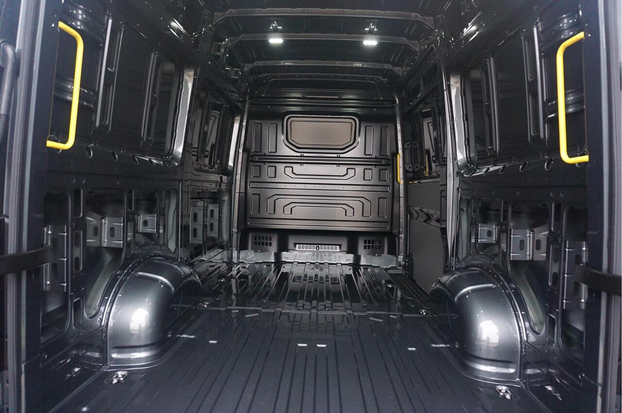 Volkswagen CRAFTER 35 177PK L3H3 AUT Facelift BPM VRIJ!! 13" Navi, Camera, Gev. Stoel, LED!! NR. 831