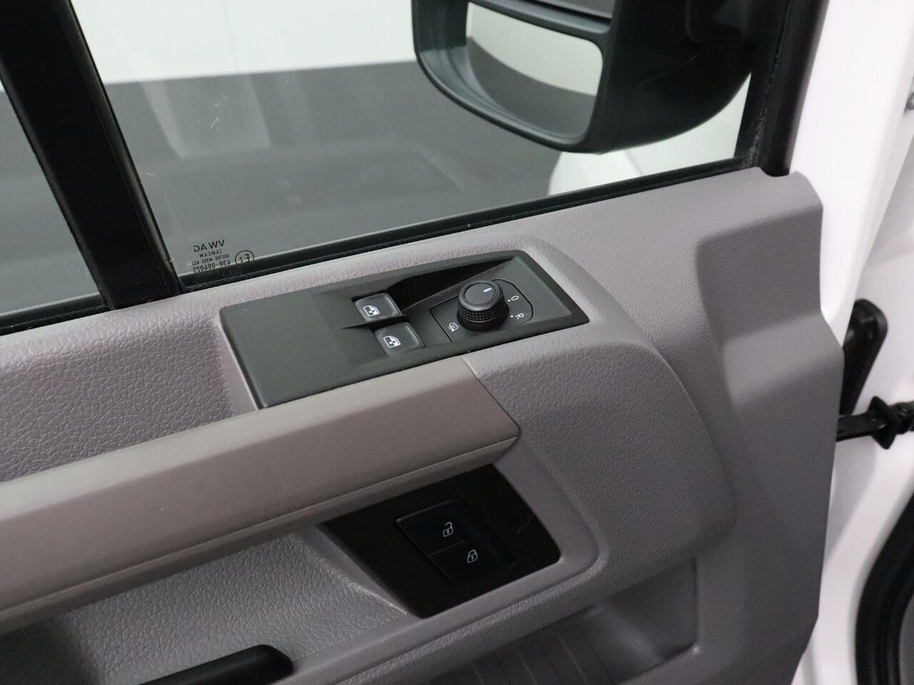 Volkswagen CRAFTER 2.0TDI L3H3 | Imperiaal | Trekhaak | Navigatie | Airco | Cruise | 3-Persoons | Betimmering