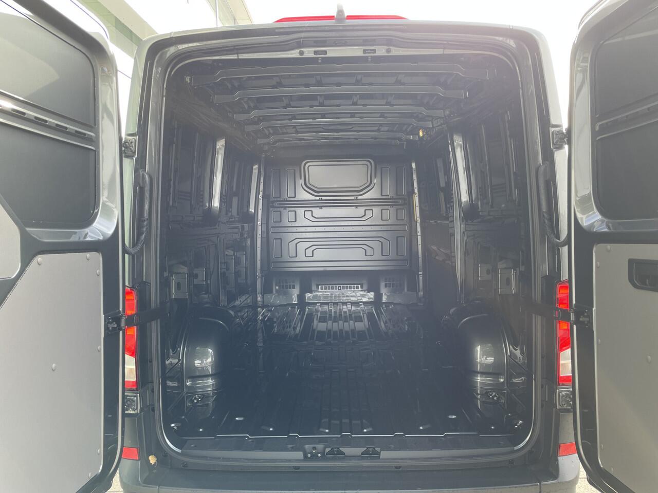 Volkswagen CRAFTER 30 2.0 TDI L3H2 Highline 140pk Auto | Camera | App connect
