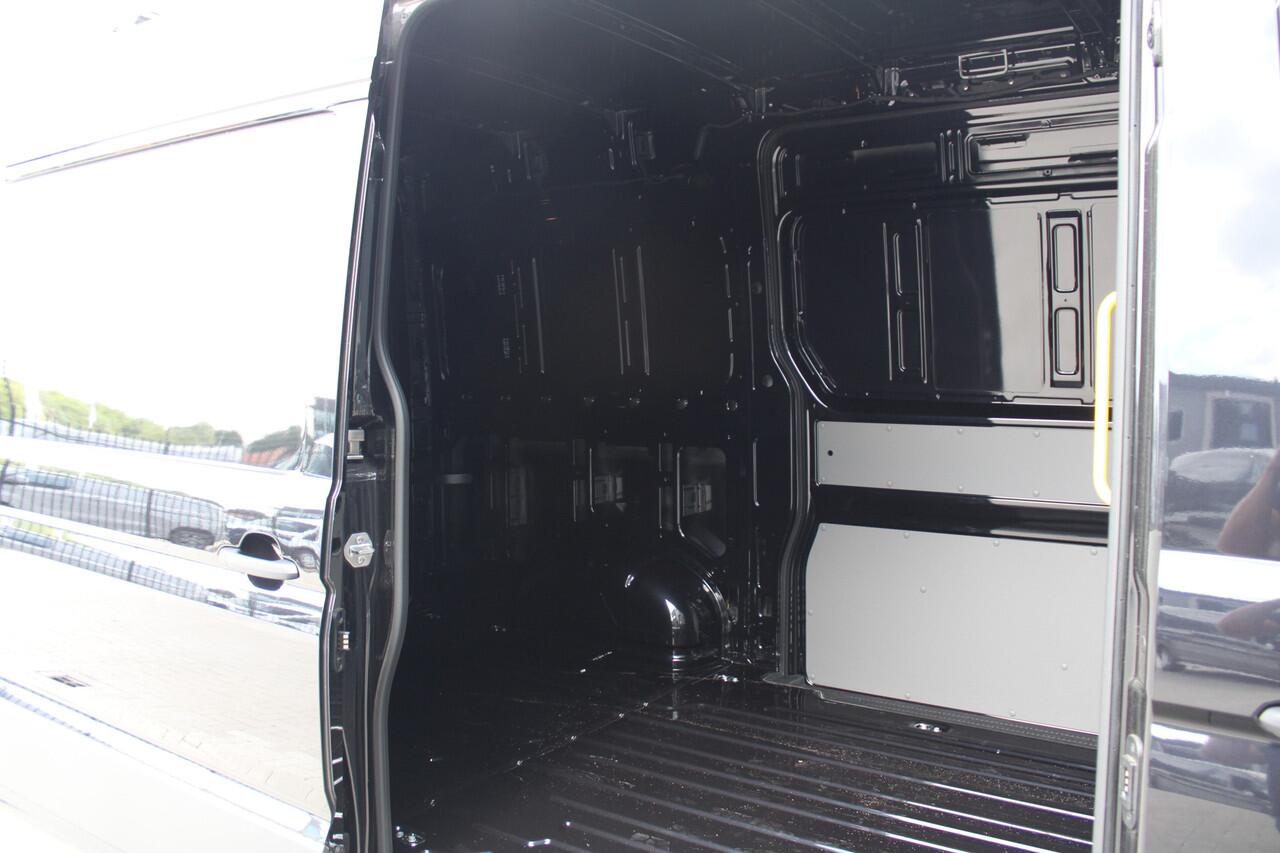 Volkswagen CRAFTER 35 2.0 TDI L3H3 177pk - 2x Schuifdeur - LED - Trekhaak - Navigatie - DAB - Geveerde stoel - Camera - Stoelverwarming - Rijklaar