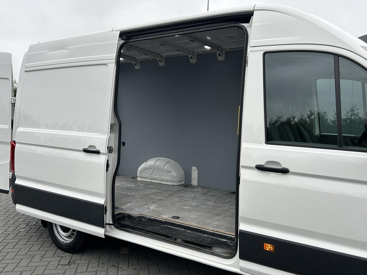 Volkswagen CRAFTER 35 2.0 TDI 141 PK / DSG AUTOMAAT / L3H3 / 3 TONS TREKHAAK / AIRCO / CAMERA / 3-ZITS