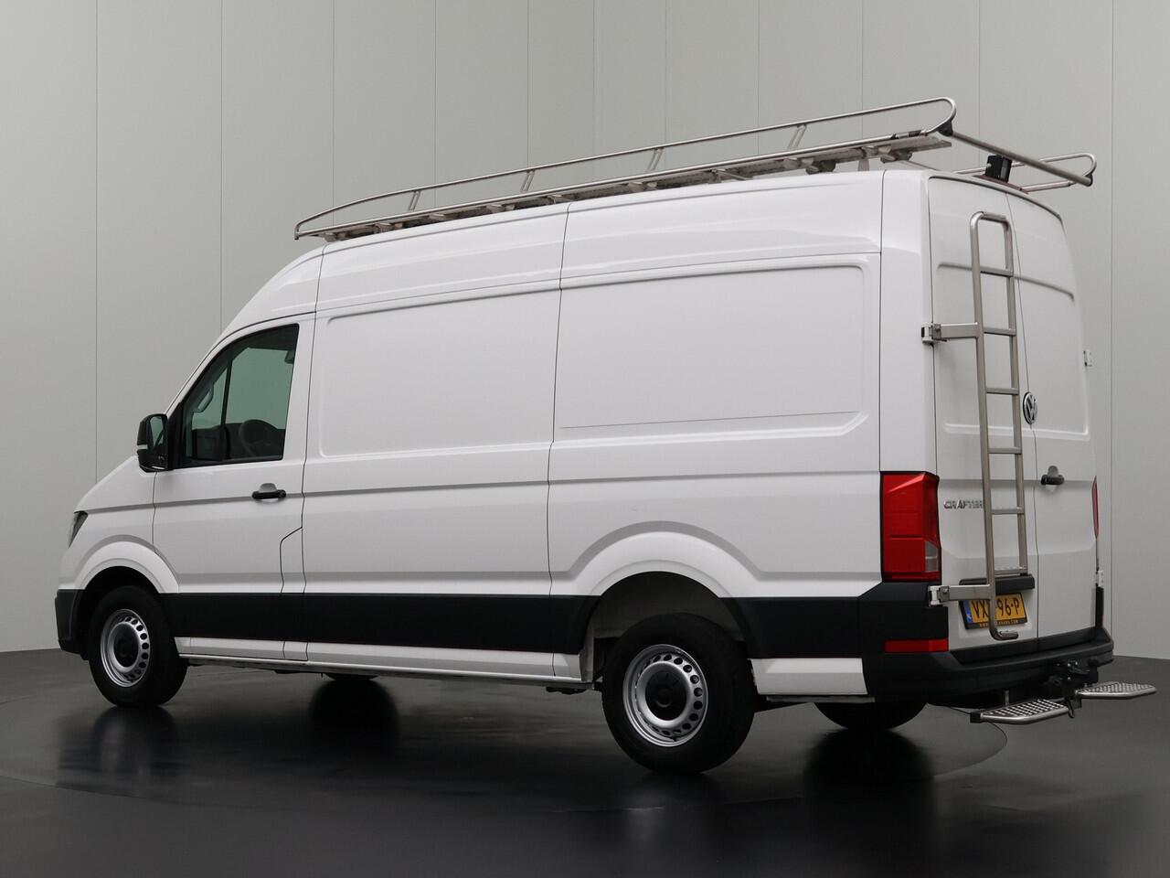 Volkswagen CRAFTER 2.0TDI L3H3 | Imperiaal | Trekhaak | Navigatie | Airco | Cruise | 3-Persoons | Betimmering