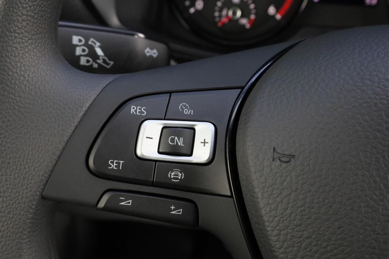 Volkswagen CRAFTER Trendline 140pk automaat L3H3 GVW 3.5T BPM vrij | Achteruitrijcamera | Climatic | DAB | Bijrijdersbank