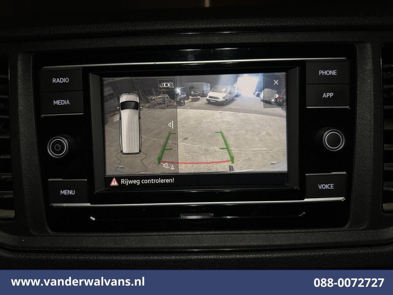 Volkswagen CRAFTER 2.0 TDI 141pk L3H3 L2H2 Euro6 Airco | Camera | Apple Carplay | Cruisecontrol | Chauffeursstoel Parkeersensoren, Bijrijdersbank, 3000kg trekvermogen, Android Auto, zilver