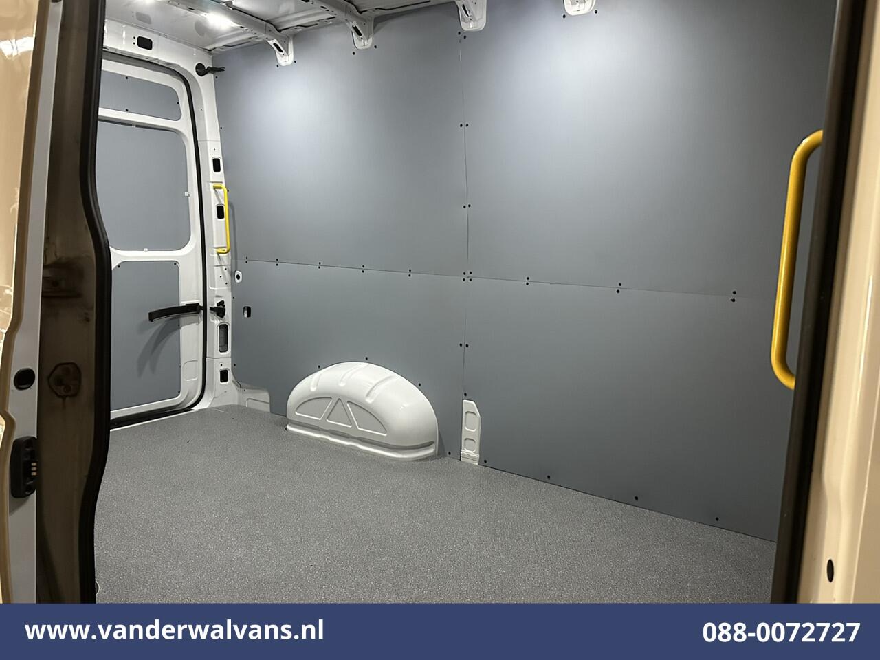 Volkswagen CRAFTER 2.0 TDI 141pk L3H3 L2H2 Euro6 Airco | Camera | Apple Carplay | Android Auto | Cruisecontrol | Massagestoel Chauffeursstoel