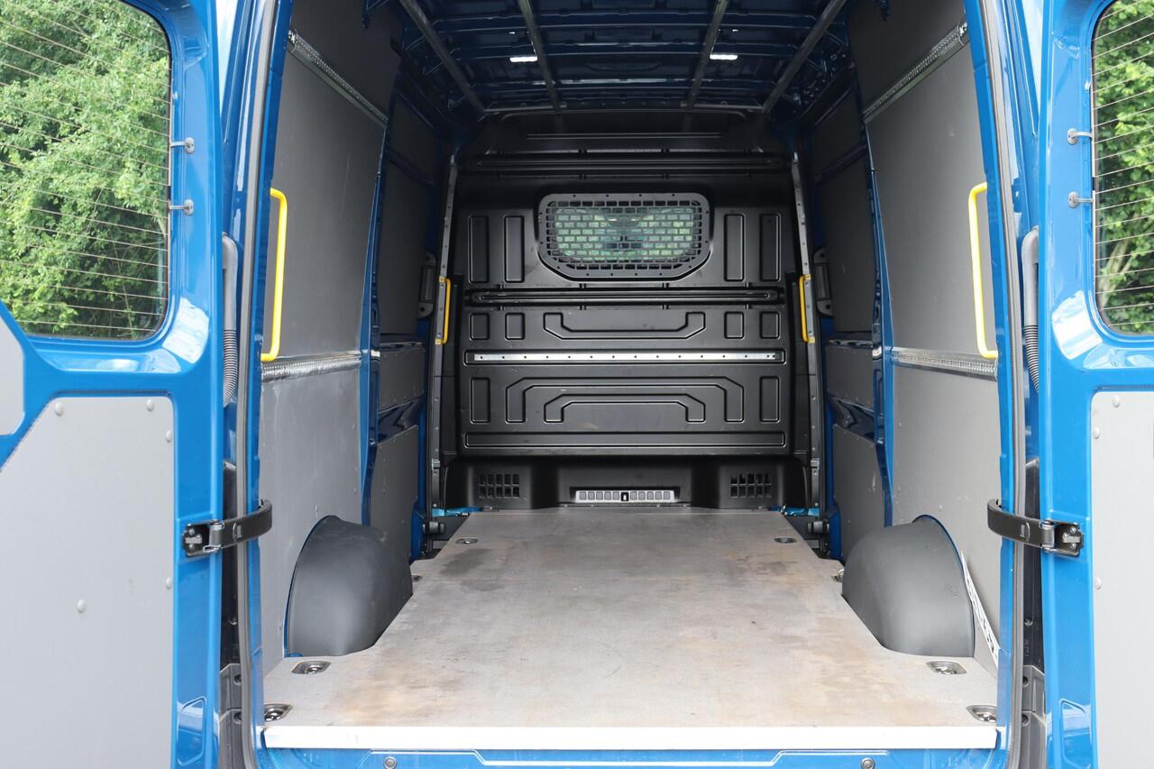 Volkswagen CRAFTER 35 2.0 TDI L3H2 Highl EUROVI RWD 3,5T trekgewicht Dubbeleschuifdeur