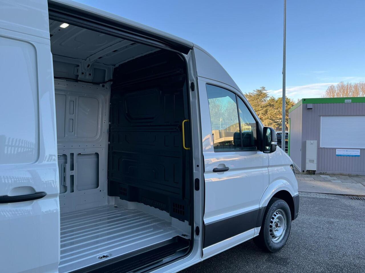 Volkswagen CRAFTER Bedrijfswagens L3H3 Trendline 103kW 140pk 3T GVW 6 versn.hand VW Bedrijfswagens Crafter Highline 35 2.0 TDI L3H3 140 pk 103 kW pk 6 versn | BPM vrij | Volwaardig reservewiel (inclusief boordgereedschap en krik) | Trekhaak met vaste kogel (inclusief aanhan