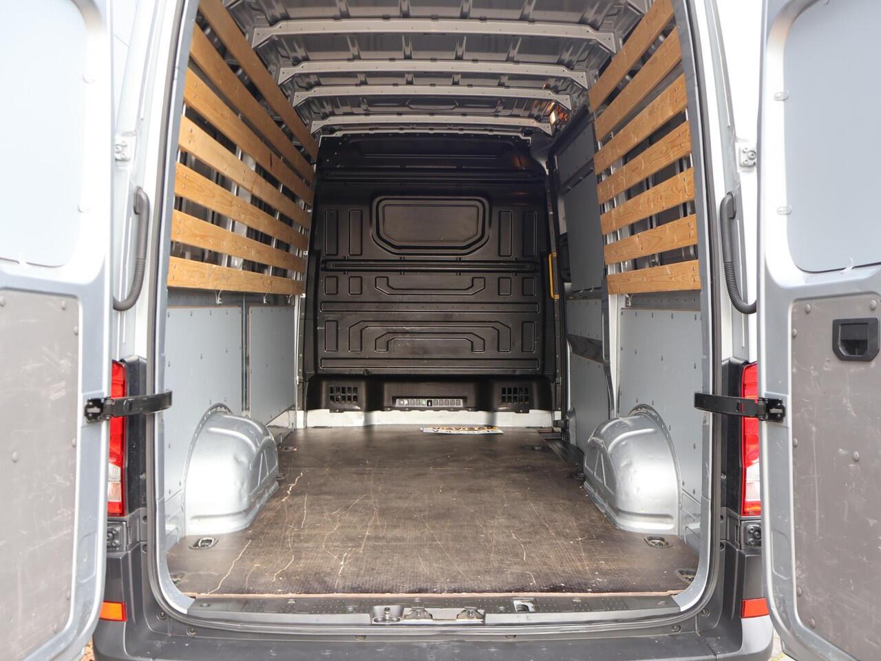 Volkswagen CRAFTER 35 2.0 TDI L3H3 Comfortline EURO VI | 140 PK | Trekhaak | Cruise control | Airco |