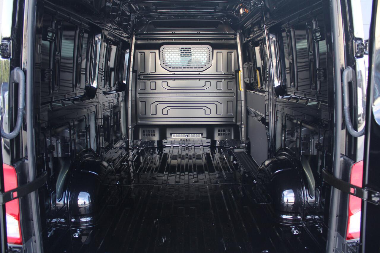 Volkswagen CRAFTER 35 2.0 TDI L3H3 177pk - Facelift - Navigatie - LED - Geveerde stoel - Virtual cockpit - Camera - Trekhaak - Stoelverwarming - Rijklaar