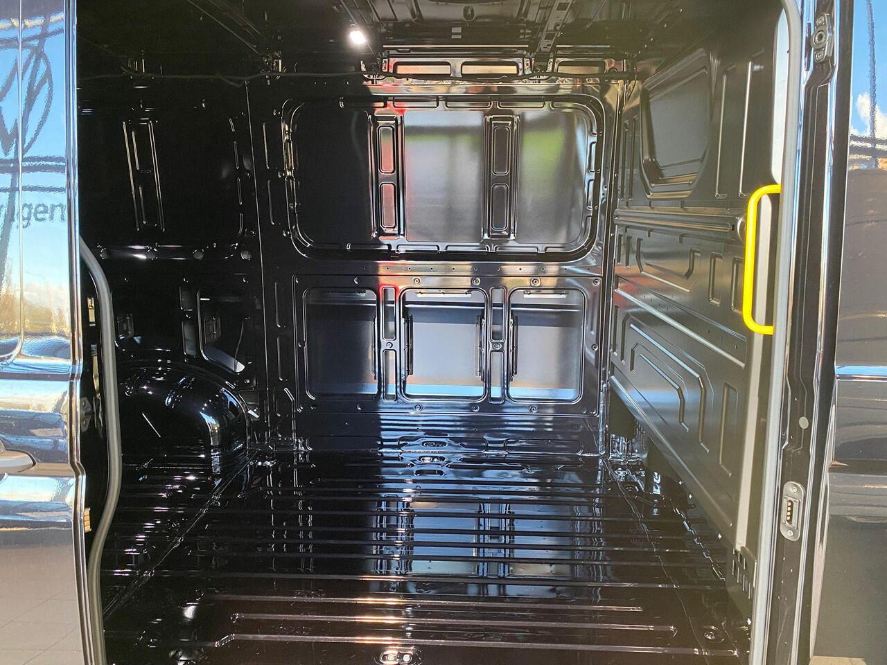 Volkswagen CRAFTER Bedrijfswagens Highline L3H2 2.0 TDI EU6 103 kW (140 pk) 6 versn. | BPM vrij | Opstaptrede op trekbalk (smal) | Led-laadruimteverlichting | Inparkeerassistent 'park assist' | Cruise control inclusief snelheidsbegrenzer | Bijrijdersbank inclusief opbergvak