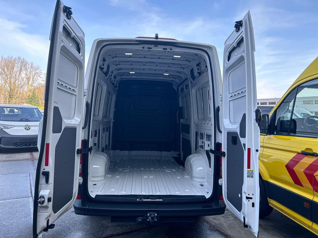 Volkswagen CRAFTER Bedrijfswagens Trendline L3H3 35 (140 pk) 103 kW pk 6 versn. Hand | BPM vrij | Vierseizoensbanden | Trekhaak met vaste kogel (inclusief aanhangwagenstabilisator) | Middelhoog dak (h3) | Achteruitrijcamera (rear view) |