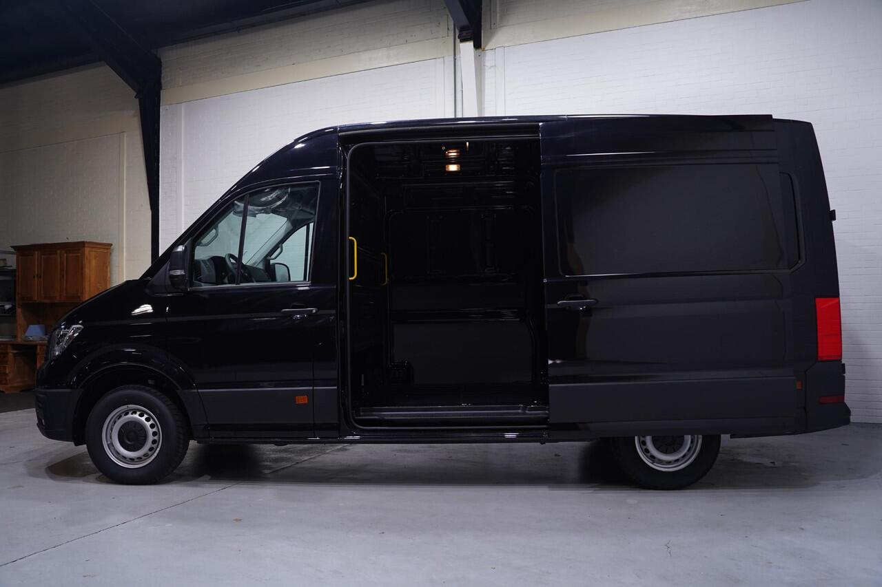Volkswagen CRAFTER 2.0 TDI 177 pk DSG Aut. L3H3 Nieuw BPM vrij Navi 2x Schuifdeur, LED Koplampen, Trekhaak met 1/2 Opstap, 3-Zits