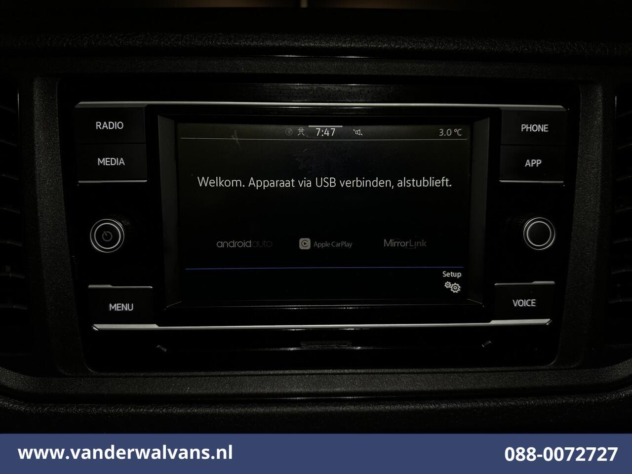 Volkswagen CRAFTER 2.0 TDI 141pk L3H3 L2H2 Euro6 Airco | Camera | Apple Carplay | Cruisecontrol Android Auto, Chauffeursstoel, Parkeersensoren, Bijrijdersbank, 3000kg trekvermogen, zilver