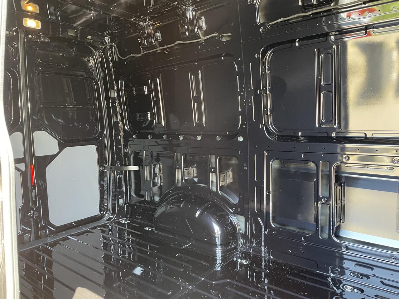 Volkswagen CRAFTER 35 2.0 TDI L3H3 Trendline 140pk Hand | Trekhaak | App connect | Camera