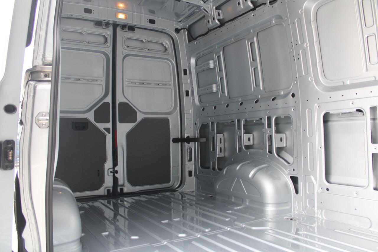 Volkswagen CRAFTER 35 2.0 TDI L3H3 177pk - LED koplampen - Navigatie - Geveerde stoel - Cruise - Camera - DAB - Parkeersensoren - Rijklaar