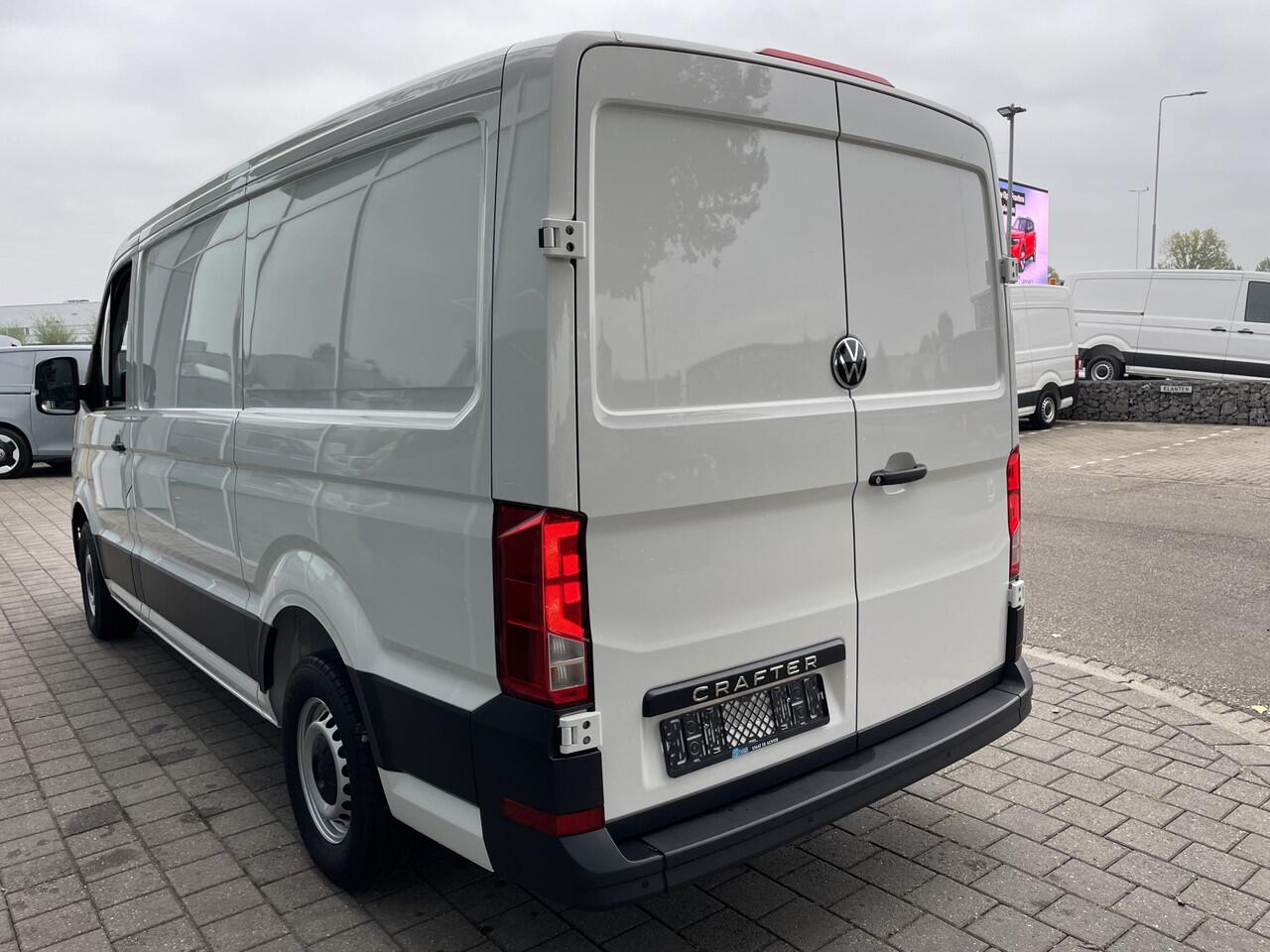 Volkswagen CRAFTER 35 2.0 TDI L3H2 | 140 Pk | PDC | App connect | 3 Zit