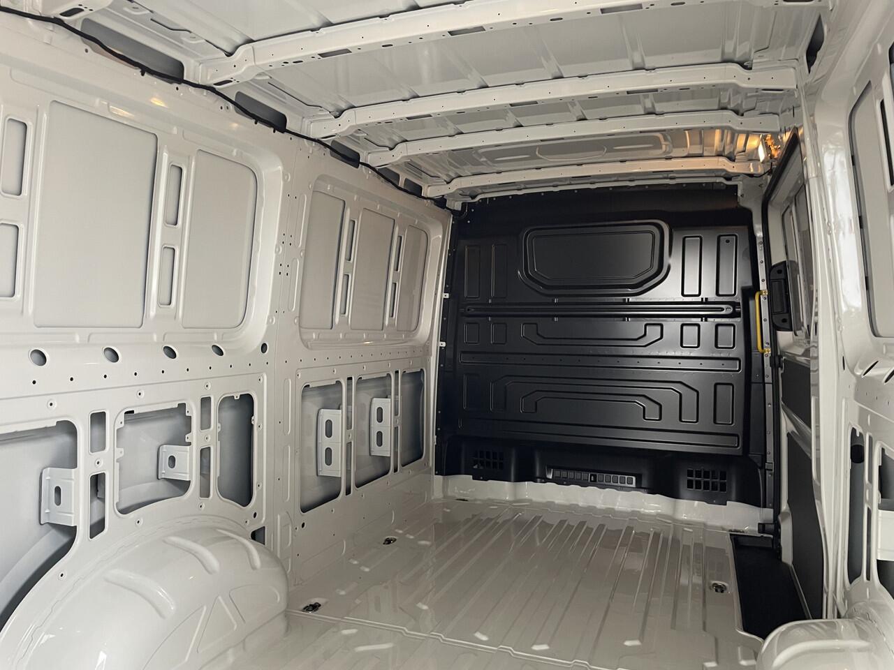 Volkswagen CRAFTER 35 2.0 TDI L3H2 | 140 Pk | PDC | App connect | 3 Zit