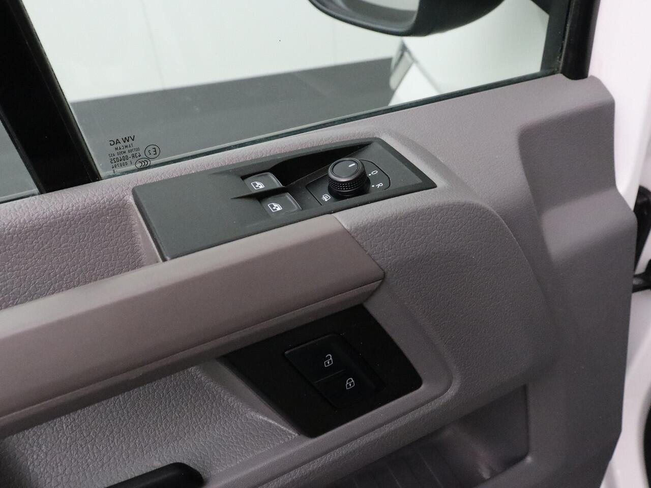 Volkswagen CRAFTER 2.0TDI 177PK Bakwagen+Laadklep | Dubbellucht | 3500Kg Trekhaak | Navigatie | Camera | Zijdeur