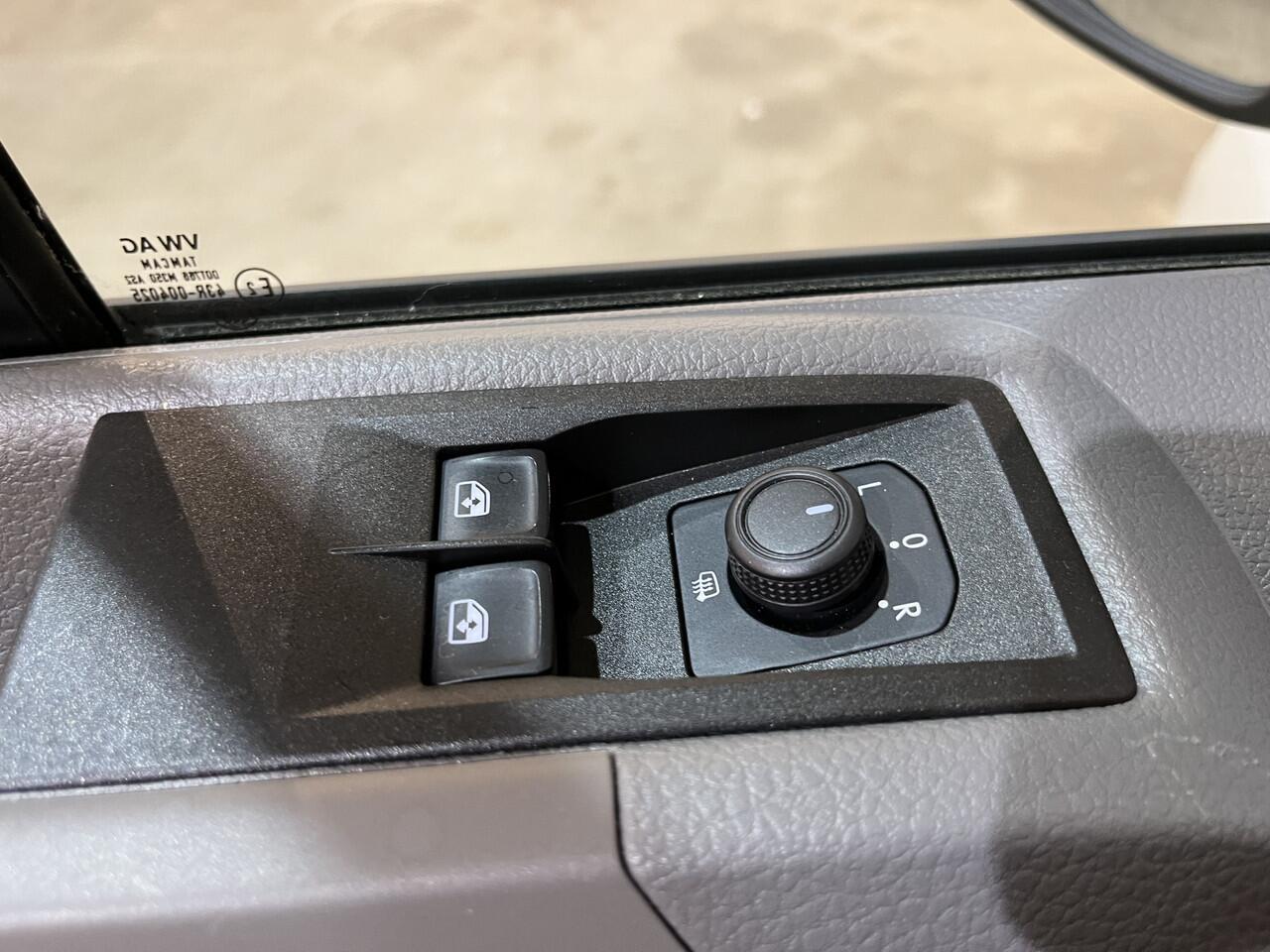 Volkswagen CRAFTER 2.0 TDI L3H2 140 PK DSG Automaat / Euro 6 / Airco / Cruise Control / Camera / CarPlay / 3-Zits / 18.500 KM !!