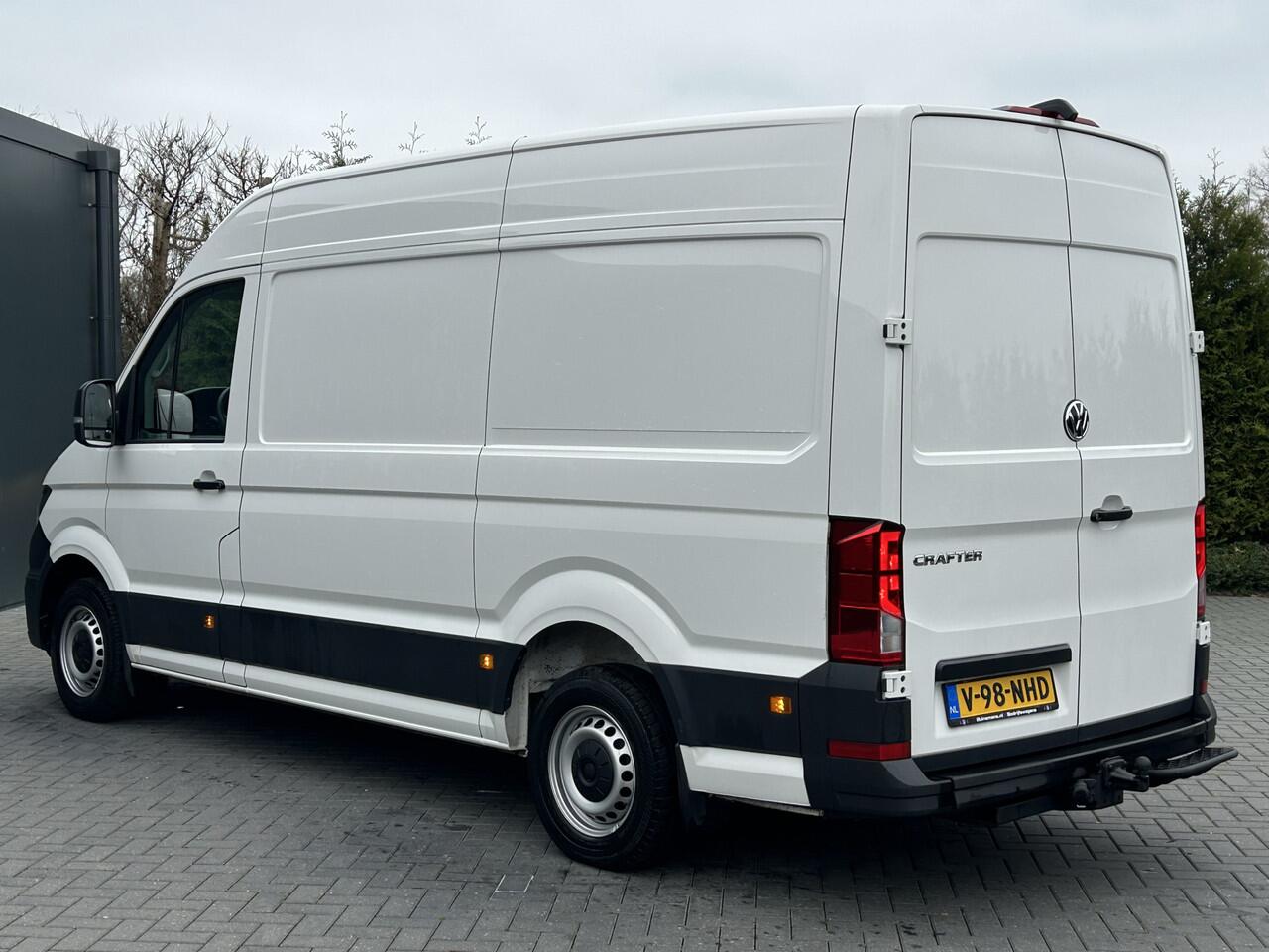 Volkswagen CRAFTER 35 2.0 TDI 141 PK / DSG AUTOMAAT / L3H3 / 3 TONS TREKHAAK / AIRCO / CAMERA / 3-ZITS