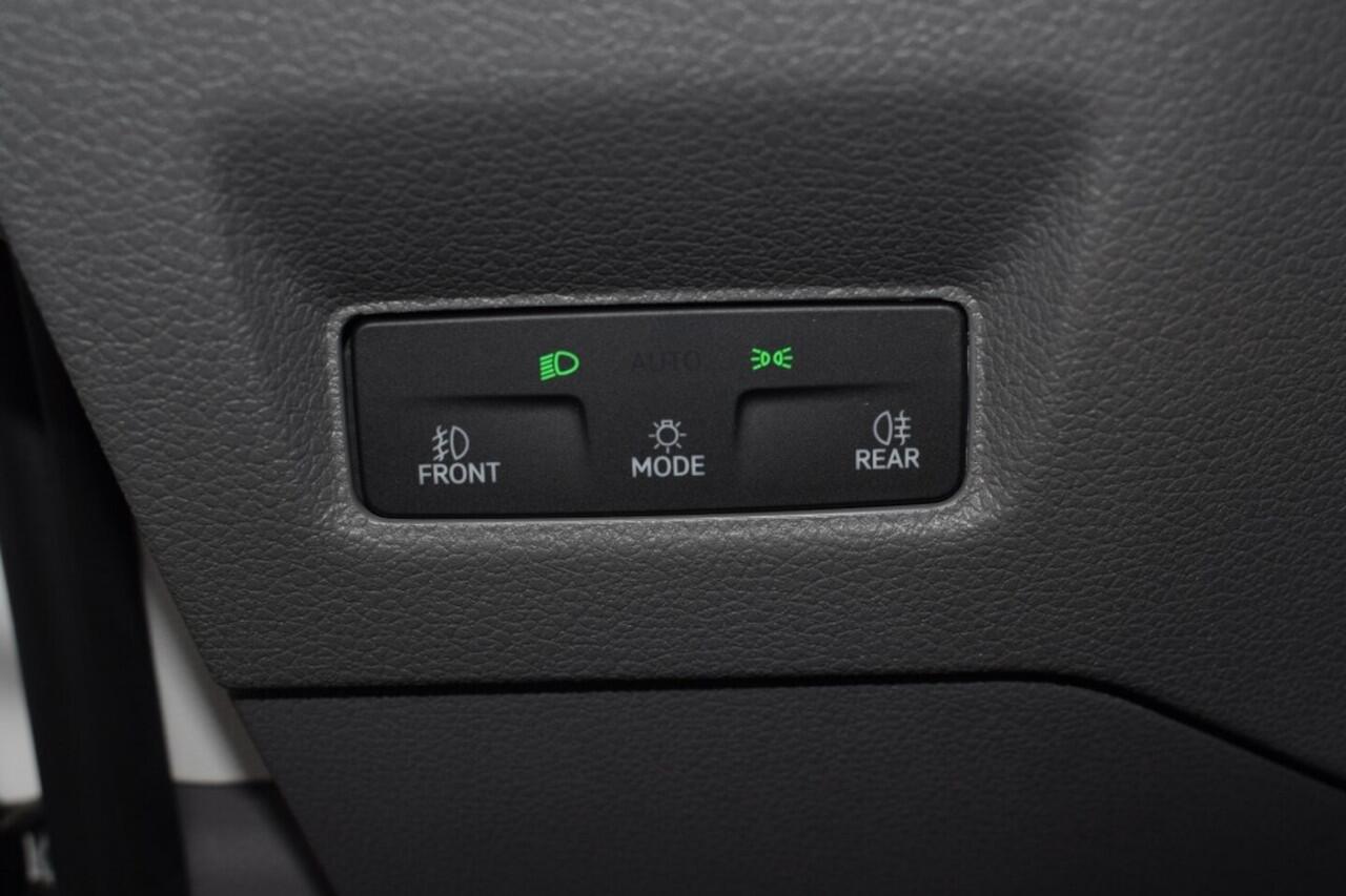 Volkswagen CRAFTER 2.0 TDI L3H3 Highline MY25 AUTOMAAT LED TREKHAAK GEVEERDE STOEL