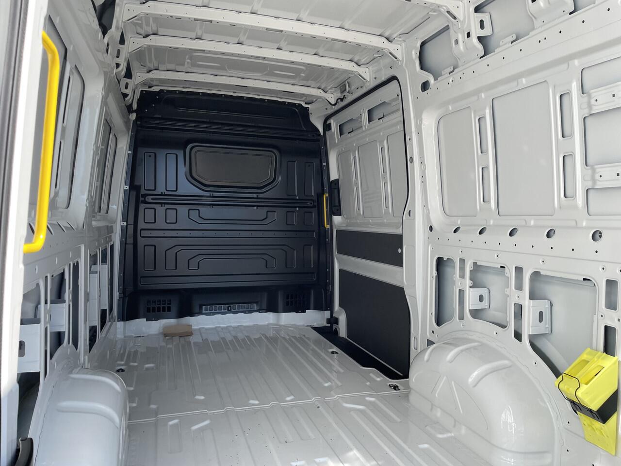 Volkswagen CRAFTER 35 2.0 TDI L3H3 Trendline 140PK hand