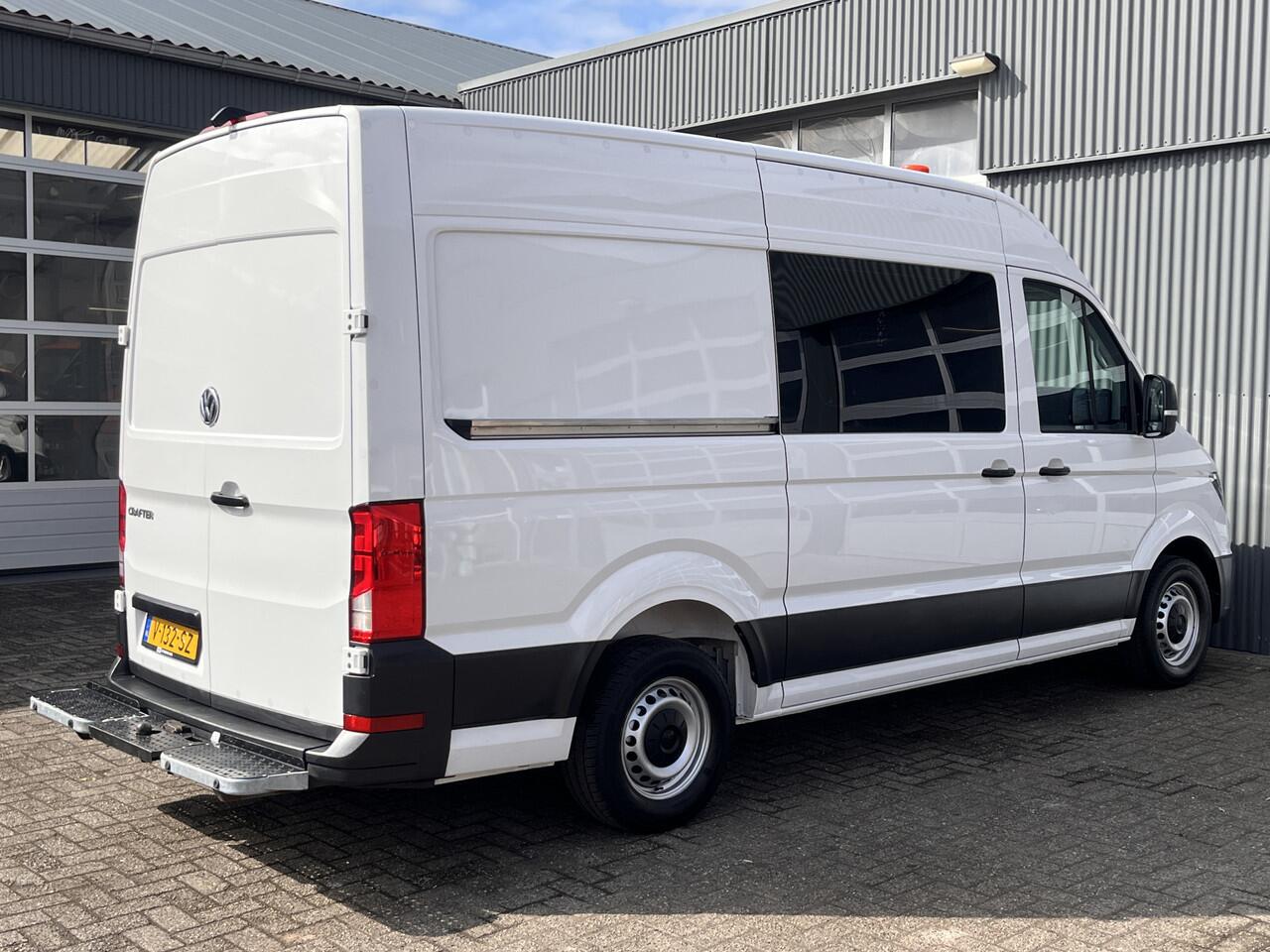 Volkswagen CRAFTER 35 2.0 TDI L3H3 oud L2H2 140pk Airco Cruise control Trekhaak 3000kg Kastinrichting Omvormer Standkachel werkplaats Navigatiesysteem Telefoonverbinding 2-Persoons Camera Euro 6