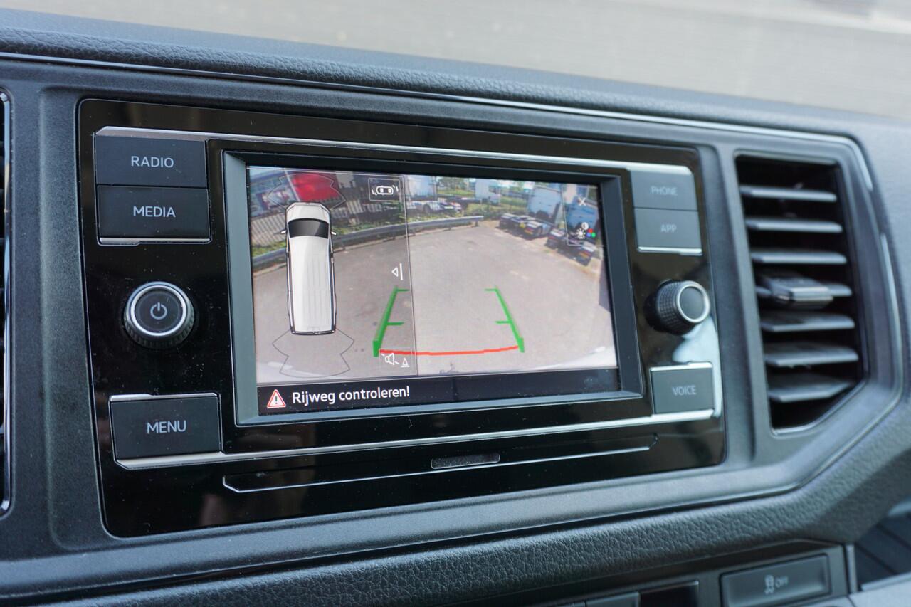 Volkswagen CRAFTER 140PK L3H3/L2H2 Highline Apple Carplay Camera Trekhaak Parkeersensoren Sidebars Voorruitverwarming